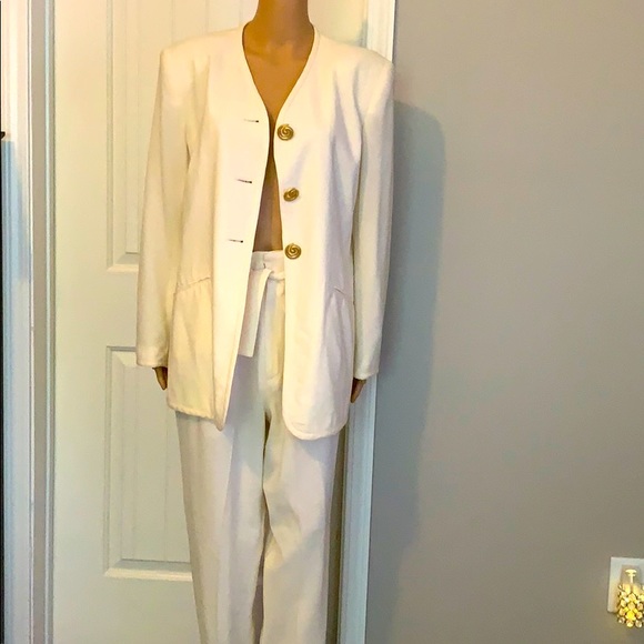 Beautiful WH New York Woman’s Cream 2PC Pantsuit - Picture 2 of 9
